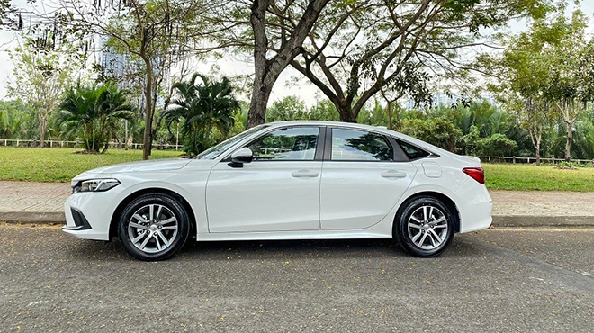 Honda Civic lowest version on dealer, selling price 730 million VND - 3