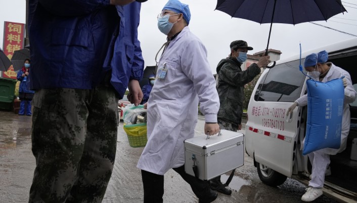 Nhân viên y tế tới hiện trường vụ rơi máy bay ở thành phố Ngô Châu, khu tự trị Choang Quảng Tây, phía nam Trung Quốc hôm 23/3. Ảnh: CFP