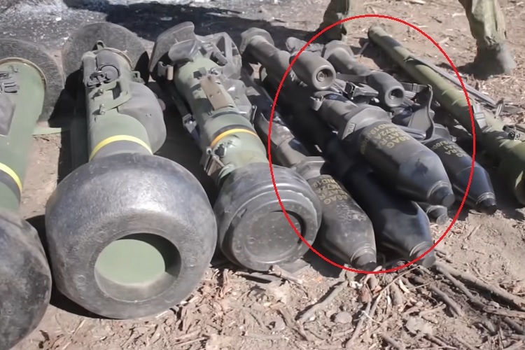 Các vũ khí binh sĩ Nga thu giữ gồm tên lửa Javelin và vũ khí chống tăng Panzerfaust 3.