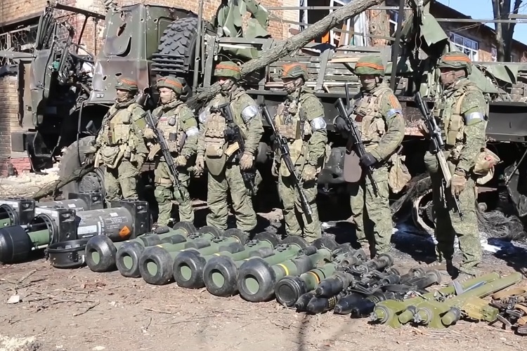 Binh sĩ Nga thu giữ hàng loạt vũ khí phương Tây viện trợ cho Ukraine.