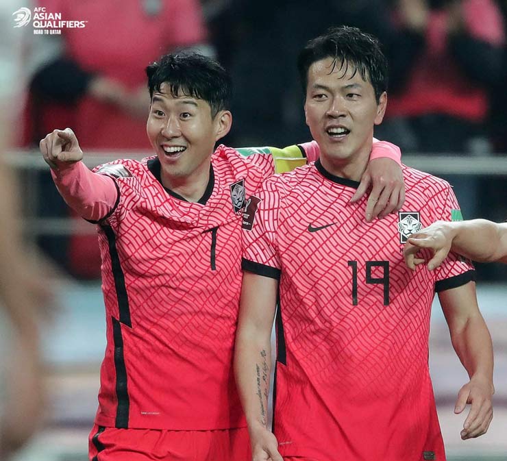 Kim Young Gwon (số 19) ghi bàn nhân đôi cách biệt tỷ số cho đội chủ nhà