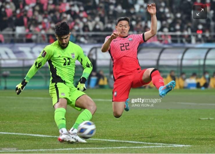 Kwon Chang Hoon áp sát&nbsp;Amir Abedzadeh