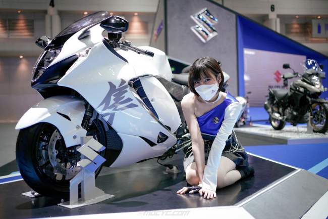 Người đẹp để lộ vai trần nõn nà tạo dáng bên chiếc siêu mô tô "thần gió" Hayabusa của nhà sản xuất xe máy Suzuki Nhật Bản. 
