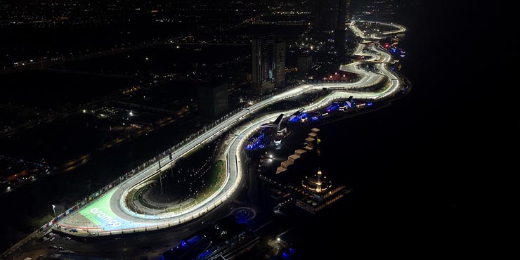 Jeddah Corniche Circuit dưới hệ thống đèn sử dụng trong cuộc đua