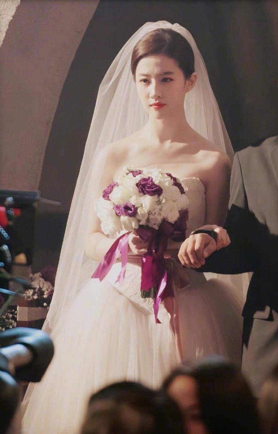 Liu Yifei shows off her full chest in a wedding dress, fans want to be a groom - 1