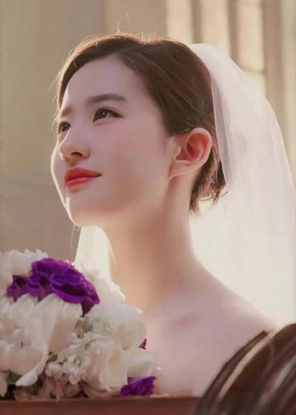 Liu Yifei shows off her full chest in a wedding dress, fans want to be a groom - 3