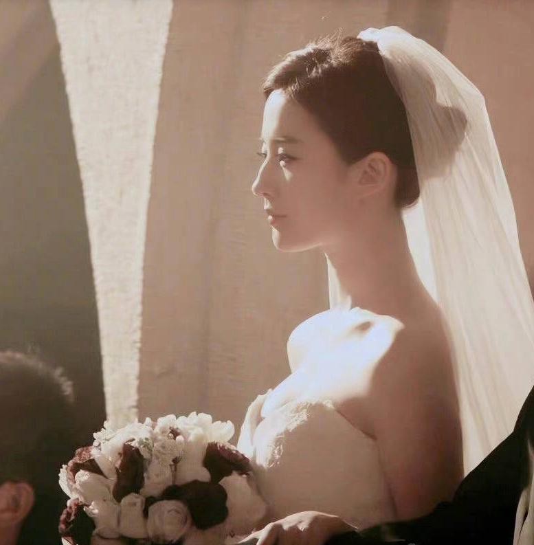 Liu Yifei shows off her full chest in a wedding dress, fans want to be a groom - 4