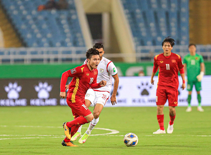 Quang Hải thi đấu nỗ lực ở trận đấu giữa ĐT Việt Nam và Oman.