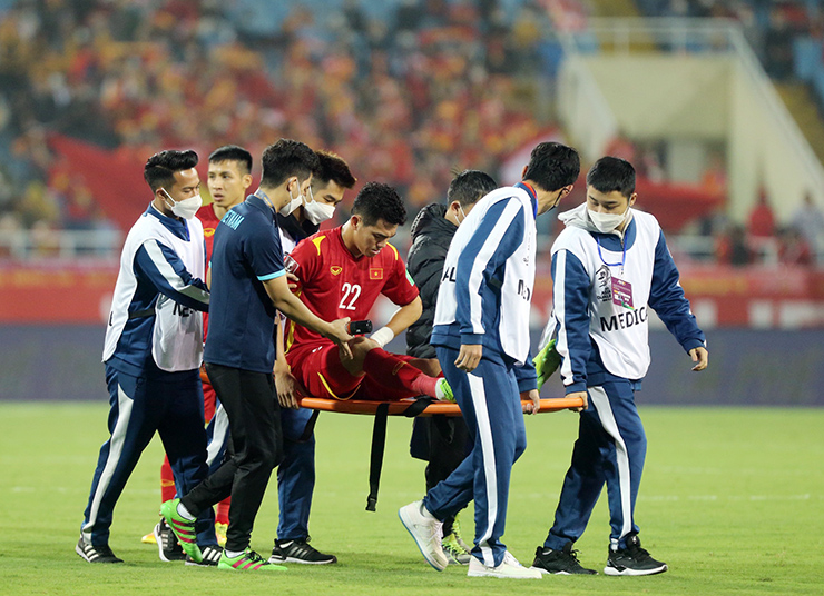 Tiến Linh dính chấn thương và rời sân bằng cáng ở trận đấu giữa Việt Nam và Oman.