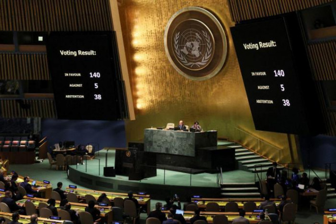 Đại hội đồng Liên hợp quốc thông báo kết quả bỏ phiếu, thông qua nghị quyết do Ukraine đưa ra. Ảnh - Reuters