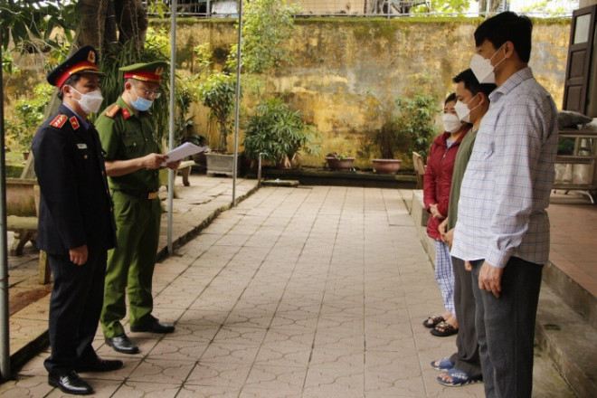 Cơ quan chức năng tống đạt các quyết định khởi tố vụ án, khởi tố bị can và bắt tạm giam đối với các bị can