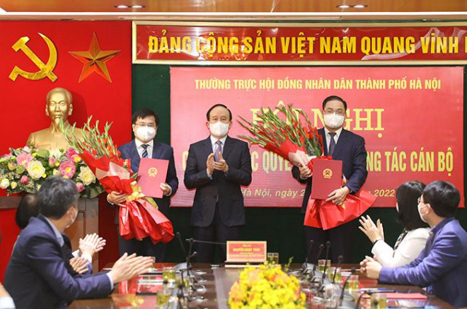 Ông Nguyễn Ngọc Tuấn trao quyết định cho ông Trương Việt Dũng và ông Nguyễn Ngọc Việt
