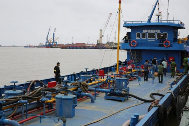 Tàu tàu Xuân Sơn 05-NA 2799 tại cảng biển Cửa Lò. Ảnh: CA