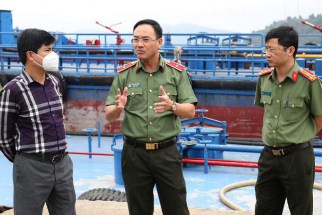Thiếu tướng Phạm Thế Tùng, Giám đốc Công an tỉnh Nghệ An trực tiếp chỉ đạo công tác bắt giữ tàu chở xăng E5 không rõ nguồn gốc. Ảnh: CA