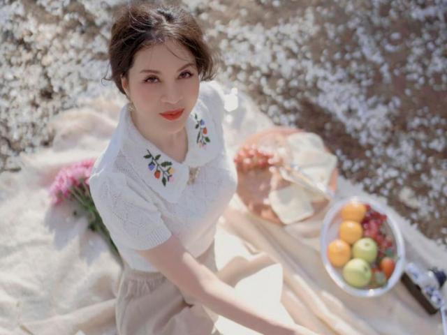 Làm đẹp - U50 Thanh Mai khoe vẻ đẹp rạng ngời khi dạo chơi ở trời Tây