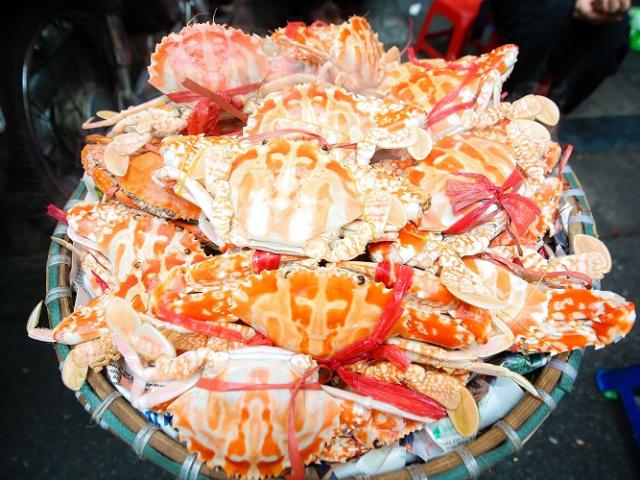 Thị trường - Tiêu dùng - Quán ghẹ vỉa hè của bà cụ U70 liên tục “chốt đơn”, thu về 20 triệu đồng/ngày