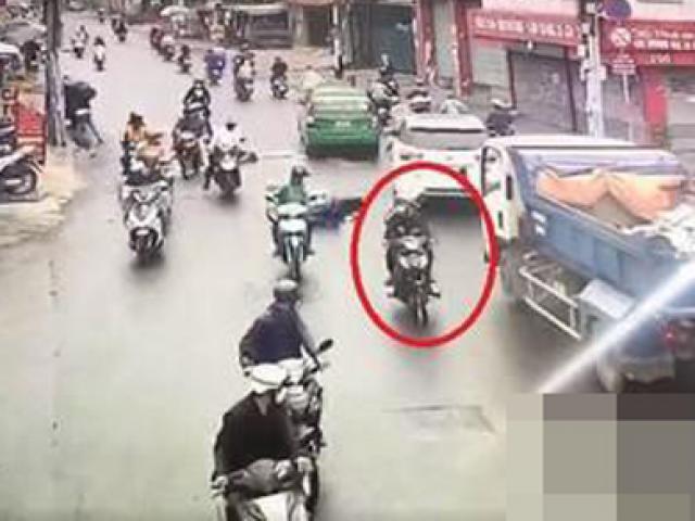 Pháp luật - Bắt 2 kẻ giật ĐTDĐ, xịt hơi cay làm đôi nam nữ té xe, chấn thương