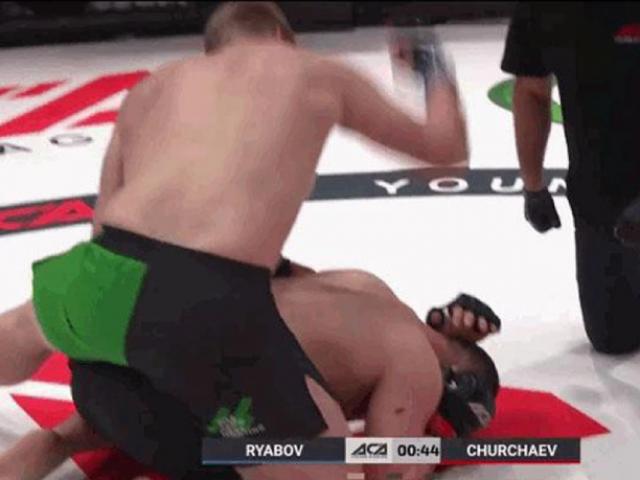 Thể thao - "Bản sao Lý Tiểu Long" đánh như mèo cào, võ sỹ dính 94 cú đấm vẫn ngoan cố