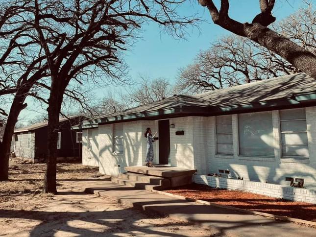 Nguyễn Hồng Nhung trước ngôi nhà mới tậu (Ảnh: FBNV)