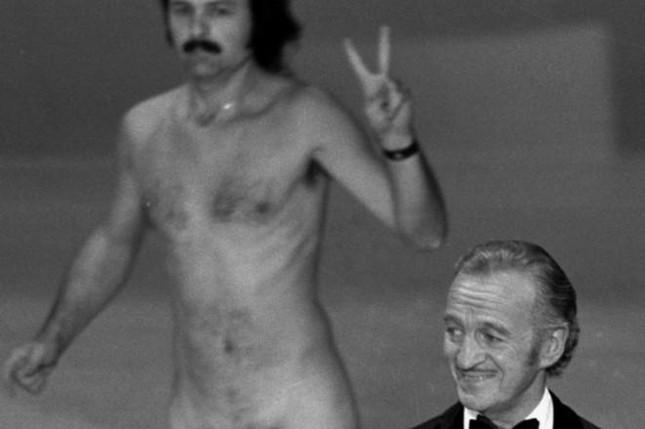 Người đàn ông khoả thân náo loạn sân khấu Oscar năm 1974.