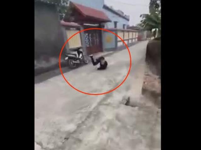 Tin tức trong ngày - Clip: "Quái xế" ngã cắm đầu xuống đường vì biểu diễn bốc đầu xe wave