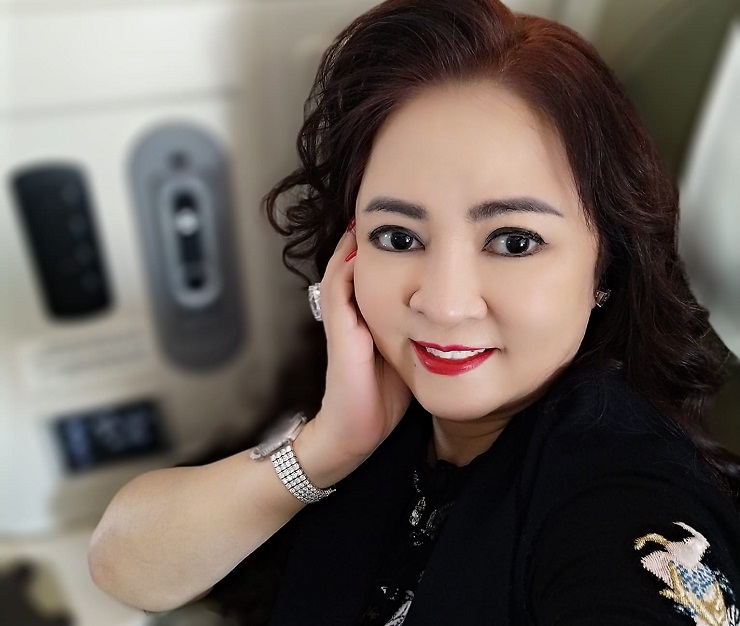 Bà Phương Hằng thường xuyên nhận mình là Tổng giám đốc của Công ty Cổ phần Đại Nam trong những buổi livestream