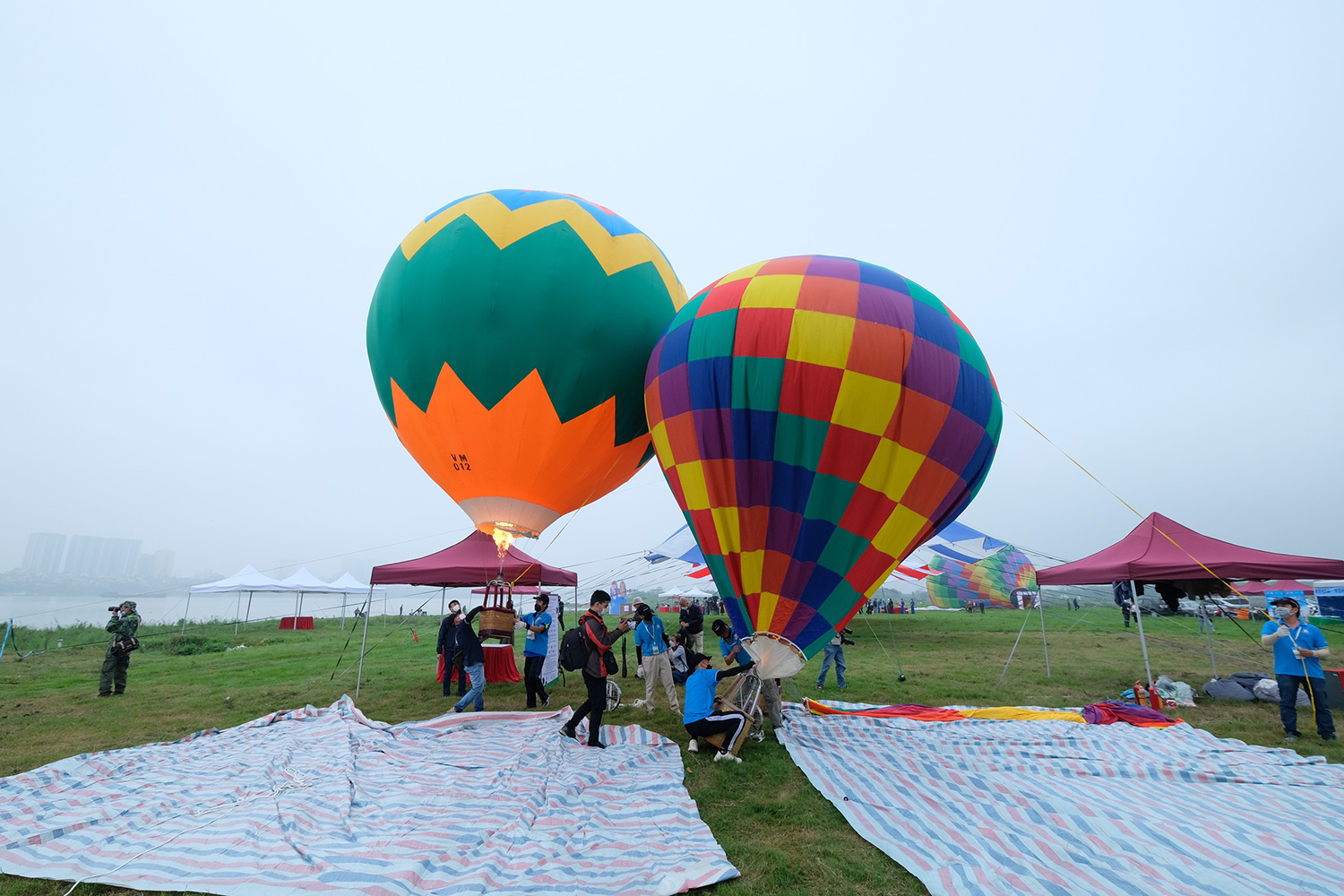 Khinh khí cầu: Khinh khí cầu là một trò chơi đầy thử thách, hãy cùng xem những hình ảnh đẹp của những chiếc khinh khí cầu đang bay trên bầu trời để cảm nhận sự thú vị và hứng khởi của trò chơi này.