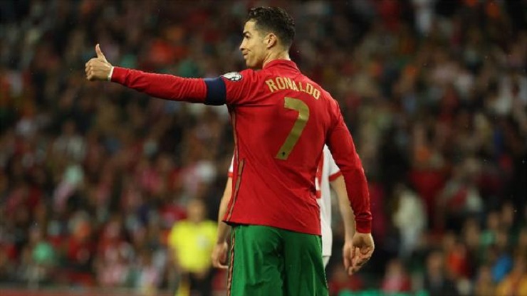 Ronaldo cán mốc &#34;khủng&#34; ngày Bồ Đào Nha thắng lớn, bị xà ngang từ chối bàn thắng - 1