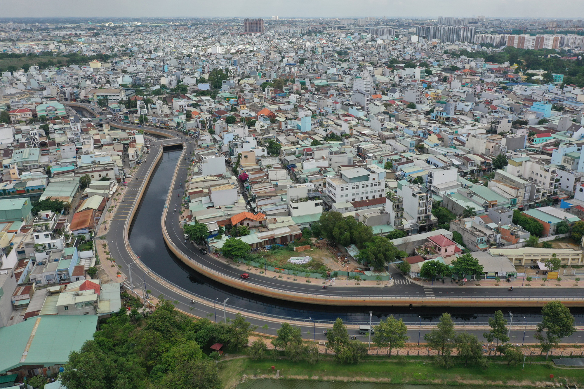 Kênh Nước Đen đoạn qua địa bàn phường Bình Hưng Hoà (quận Bình Tân) nhiều năm qua được mệnh danh là dòng kênh chết vì bị xâm lấn, rác bao phủ gây ô nhiễm môi trường nghiêm trọng. Tháng 4/2020, dự án nâng cấp, cải tạo đường và kênh (đoạn từ cống hộp hiện hữu đến kênh Tham Lương) được triển khai.