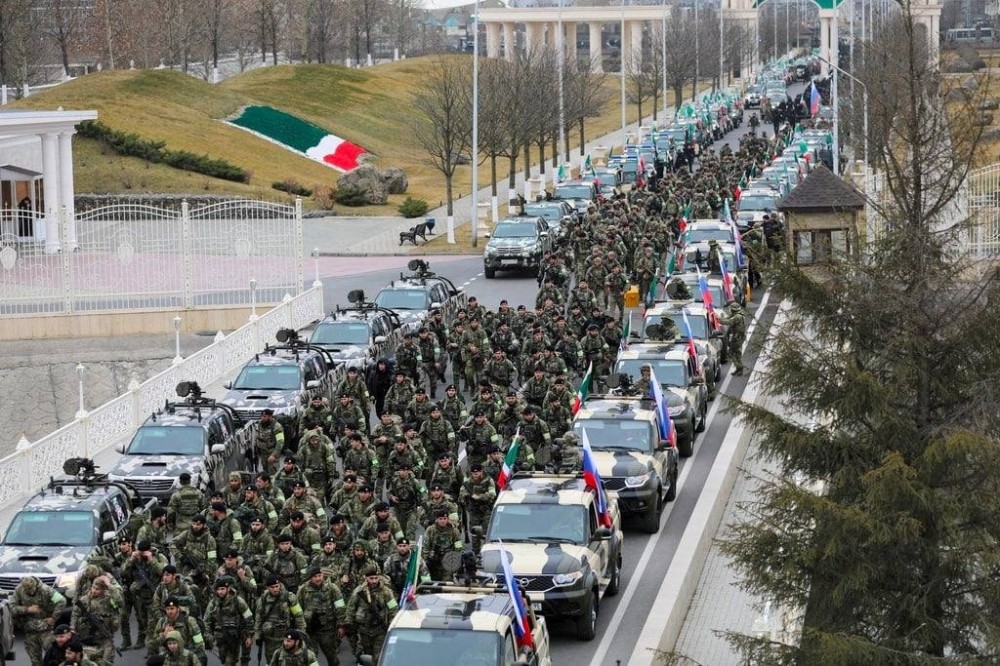 Quân đội Chechnya diễu hành ở Grozny hôm 25.2 (ảnh: Aljazeera)