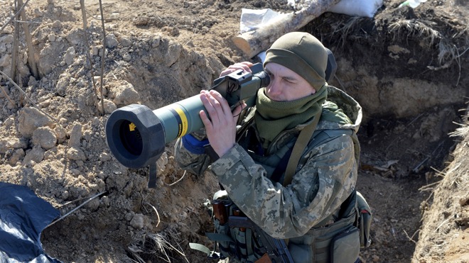 Binh sĩ Ukraine sử dụng tên lửa chống tăng Javelin.