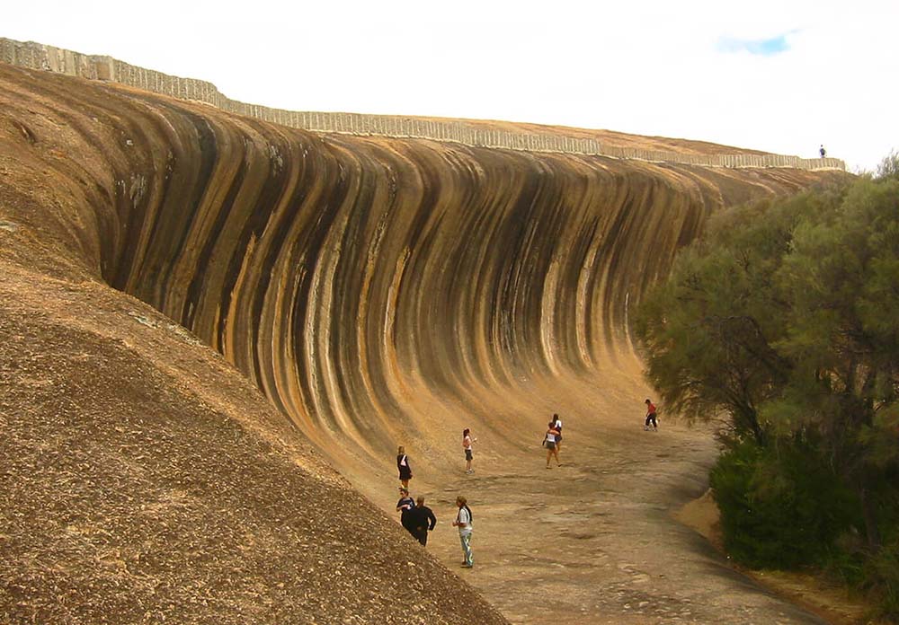 Vách đá ngoạn mục trông như cơn sóng khổng lồ, có niên đại 60 triệu năm - 3
