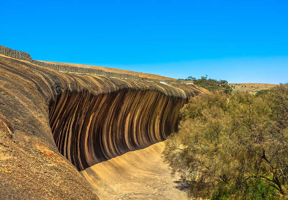 Vách đá ngoạn mục trông như cơn sóng khổng lồ, có niên đại 60 triệu năm - 4