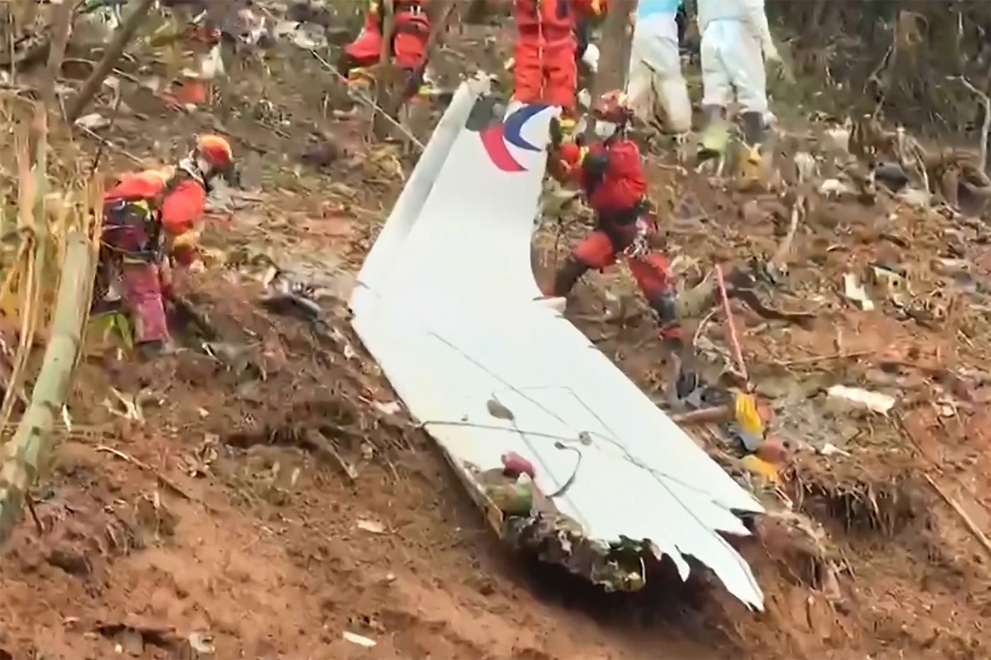 Các nhân viên cứu hộ&nbsp;tìm thấy một mảnh vỡ máy bay.