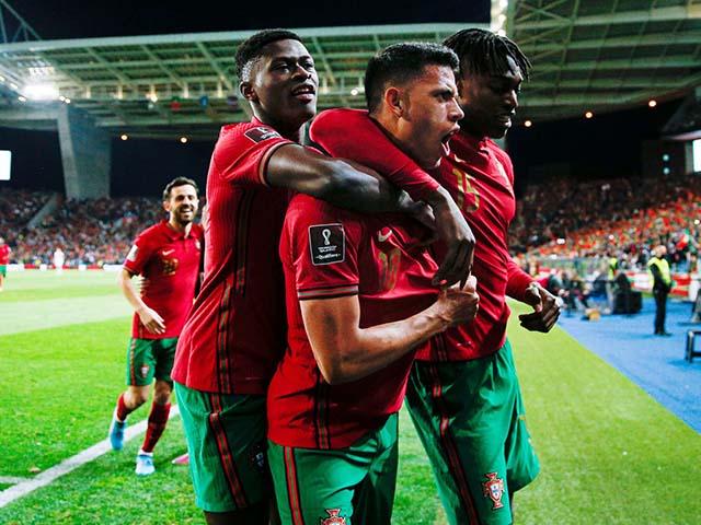 Bóng đá - HLV Bồ Đào Nha an ủi Ronaldo, dè chừng "địa chấn" ở chung kết play-off World Cup