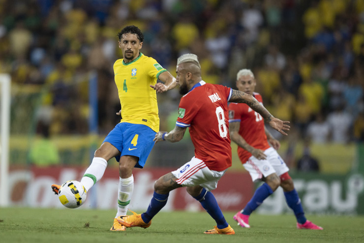 Marcos Marquinhos và Arturo Vidal tranh bóng với nhau