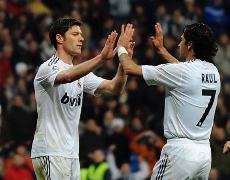 Real Madrid đang cân nhắc giữa Xabi Alonso và Raul Gonzalez cho vị trí HLV trưởng