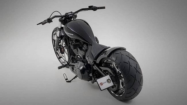 Harley-Davidson Breakaway đi kèm với phần sau được sửa đổi độc đáo cùng bình xăng tùy chỉnh, hệ thống ống xả KessTech và bộ lọc gió mới