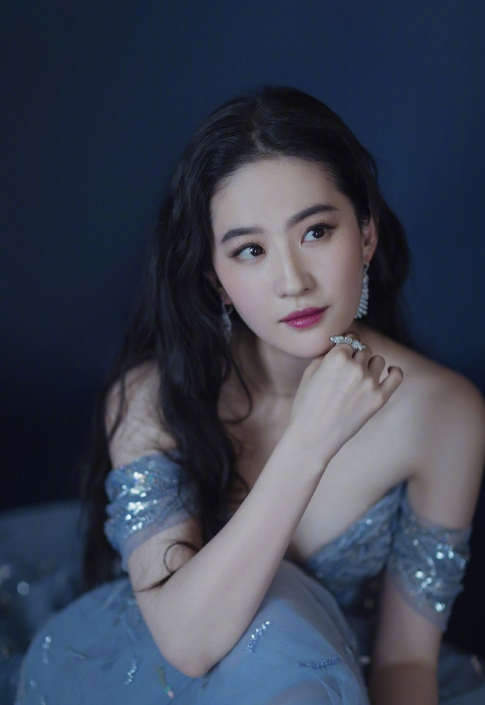 Liu Yifei shows off her full chest in a wedding dress, fans want to be a groom - 6