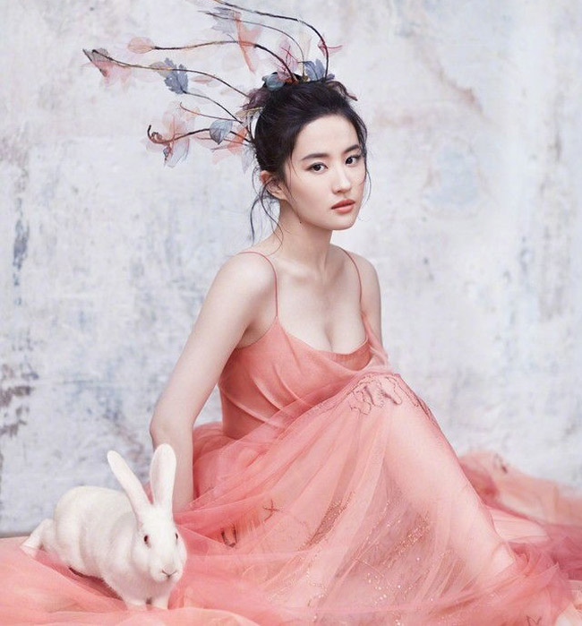 Liu Yifei shows off her full chest in a wedding dress, fans want to be a groom - 5