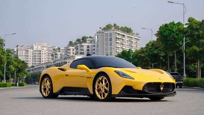 EAC đã giữ lại màu sơn vàng nguyên bản của Maserati MC20 và mạ vàng thật đối với toàn bộ chi tiết kim loại trên thân xe

