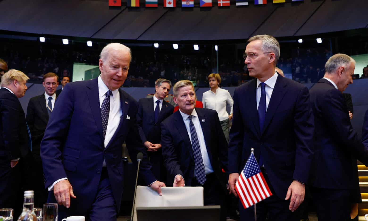 Tổng thống Mỹ Joe Biden và Tổng thư ký NATO Jens Stoltenberg trong hội nghị thượng đỉnh hôm 24.3 (ảnh: CNN)
