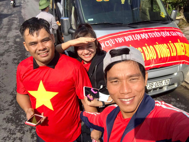 Trước đó một ngày, Hữu Việt còn cùng bạn bè đi từ Hải Phòng lên Hà Nội cổ vũ đội tuyển Việt Nam.&nbsp;Ảnh FBNV