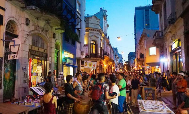 Người dân Buenos Aires đổ xuống đường nhảy Tango.