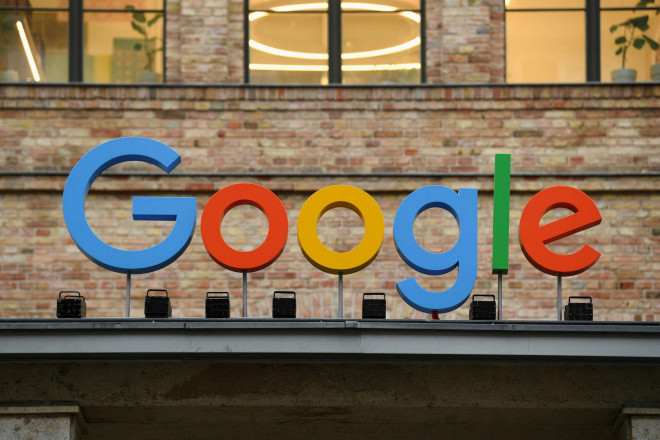 Logo Google ở lối vào văn phòng Google tại thủ đô Berlin - Đức Ảnh: Reuters