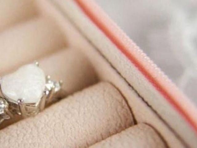 Kinh doanh - Kiếm hàng chục tỷ đồng nhờ biến sữa mẹ thành trang sức