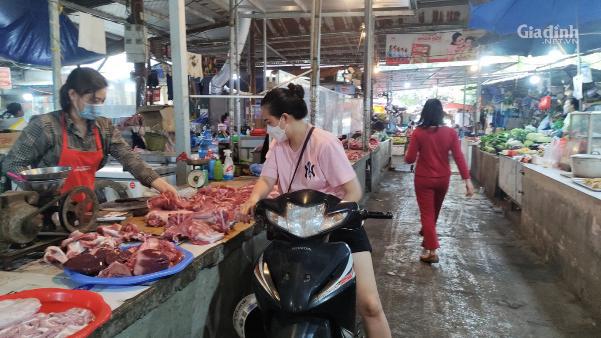 Giá lợn hơi giảm, thịt thành phẩm ở chợ, siêu thị vẫn cao ngất ngưởng - 4