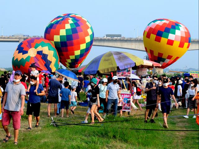 Tin tức trong ngày - Hà Nội: "Biển người" vạ vật trong nắng nóng chờ check-in cùng dàn khinh khí cầu