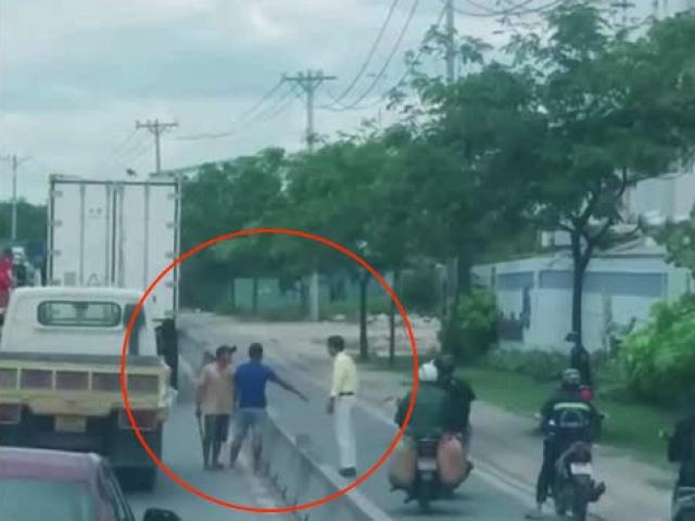Tin tức trong ngày - Clip: Cầm gậy "thị uy" rồi đập vỡ gương ô tô tải, “quý ông” bị tài xế đuổi đánh