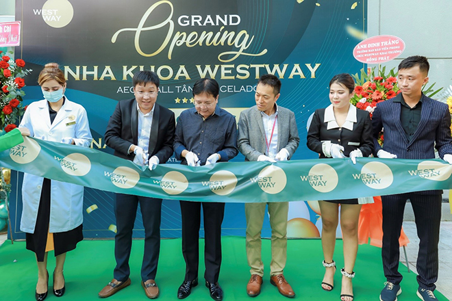 &nbsp;Ông Vương Duy Biên - Nguyên Thứ trưởng Bộ Văn hoá Thể thao Du lịch và Mr. Harada Yoshio General Manager Tổng quản lý TTMS AeonMall Tân Phú Celadon ( Chính giữa) cùng Ban lãnh đạo của Nha Khoa WestWay